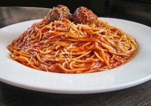Fat med spaghetti för barngåtor