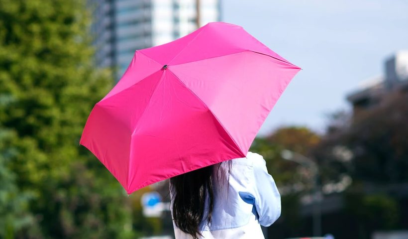 Kvinna med rosa bästa paraply
